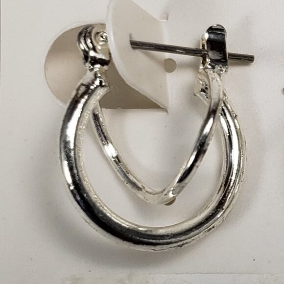 Women's Stunning Polished Silver tone Hoop Design Earrings 0.75-inch - Picture 4 of 8